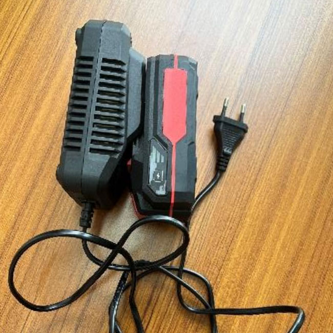 4-Charger-and-battery